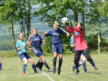 Zwar hat Albertshausen (mit Lena Beck, Mitte) nur wenige Chancen gegen die SpVgg Adelsberg, doch die nutzt der SV eindrucksvoll und gewinnt so das erste Spiel der Saison.ssp
