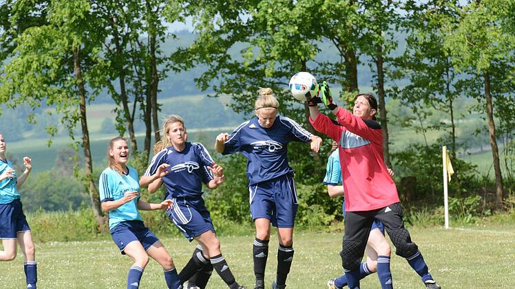 Zwar hat Albertshausen (mit Lena Beck, Mitte) nur wenige Chancen gegen die SpVgg Adelsberg, doch die nutzt der SV eindrucksvoll und gewinnt so das erste Spiel der Saison.ssp