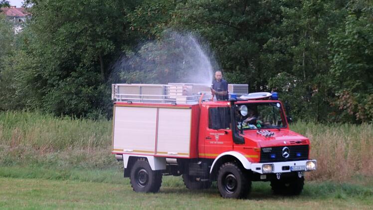 Die Feuerwehr wässerte die Wiesen rund um den Sprengplatz. Foto: Ralf Ruppert