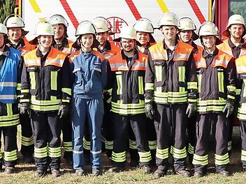 Zw&ouml;lf Teilnehmer der Feuerwehr Nurn legten die Leistungspr&uuml;fung ab (von links): Marktgemeinderat Josef Schuberth, Zweiter B&uuml;rgermeister Bruno Beierlorzer, Marktgemeinderat J&uuml;rgen Eckert, KBM Markus Reischl, Kommandant J&ouml;rg Greser, Bernd Schuberth, Julia Greser, Oliver Str&ouml;hlein, Marie Sesselmann, Nicolai Str&ouml;hlein, Jonas Beierwaltes, Lea Burger, Rene F&ouml;rtsch, Markus Merkl, Frank Sesselmann, Nikolai Vogler, Celine Schneider, Dominik Lunk, Lukas Deuerling, KBM Frank Fischer, Schiedsrichter Hans...