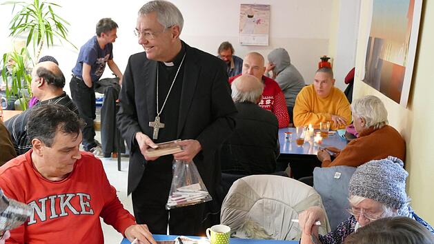 Erzbischof Schick verteilte an jeden kleine Geschenke und machte damit Freude.  Foto: Marion Krüger-Hundrup