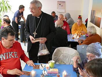 Erzbischof Schick verteilte an jeden kleine Geschenke und machte damit Freude.  Foto: Marion Krüger-Hundrup