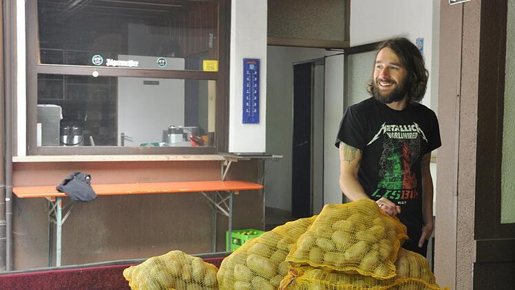 Frank Bernklau, Juniorwirt am Neder-Keller, hat Nachschub an Kartoffeln gebracht und seine gute Laune nicht verloren. Foto: Leo Hühnlein