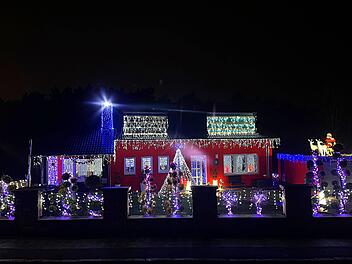 Schwaig: Trotz Energiekrise - Familie Schott hält an ihrem Weihnachtshaus fest