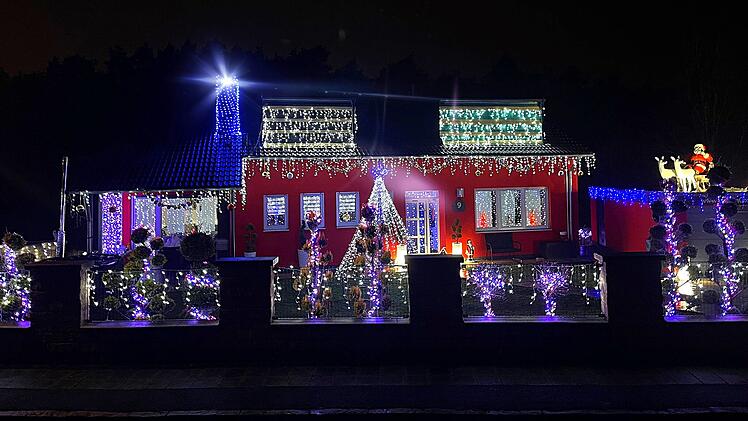 Schwaig: Trotz Energiekrise - Familie Schott hält an ihrem Weihnachtshaus fest