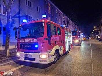 Feuerwehr Bamberg wird zu verrauchter Wohnung alarmiert - "Tür gewaltsam geöffnet"