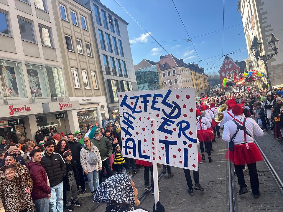 Bei Sonnenschein feierten rund 100.000 Menschen den Fasching.