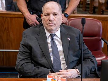 Harvey Weinstein wurde wegen Vergewaltigung und sexueller N&ouml;tigung bereits zu 16 Jahren Haft verurteilt, weitere Verfahren gegen den ehemaligen Hollywood-Produzenten laufen.