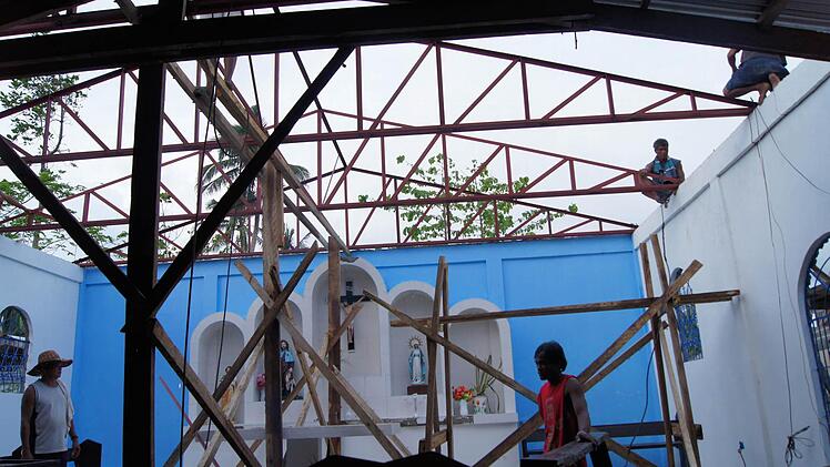 Die Kirche von Mambuquiao wird wieder aufgebaut.