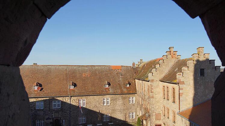 Blick in den Schlosshof: Das alte Gemäuer beherbergt ein Restaurant und Hotel. Im Gebäudeteil rechts gibt es eine Wohnung. Foto: Arkadius Guzy