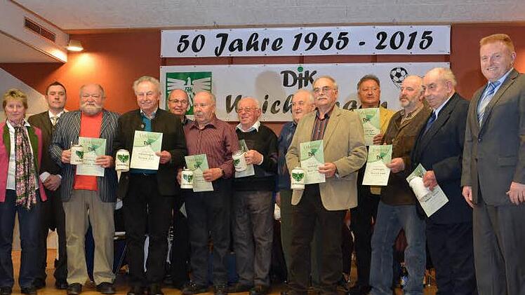 Ehrungen 50 Jahre (von links): Karin Müller (stellvertr. DJK-Diözesanvorsitzende), Jochen Markert (Vorsitzender), Heribert Gessner, Reinhold Dietz, Arthur Götz, Walter Nitsche, Herbert Eußner, Edgar Dietz, Robert Schmitt Günther Kneuer, Raimund Kneuer, Romanus Hochrein, Matthias Klement (Schirmherr und Bürgermeister)  Foto: Björn Hein
