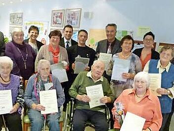 Mit reichlich Dankesworten und Urkunden wurden die Geehrten bedacht. Foto: Lothar Weidner
