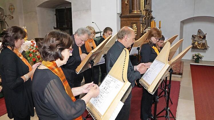 Die Veehharfen-Gruppe aus der Lebenshilfe-Werkstatt Nüdlingen, zu der Menschen mit und ohne Handicap gehören, spielte in der Klosterkirche am Kreuzberg eine Marien-Andacht. Foto: Marion Eckert