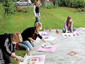Beim "Stencil Graffiti" werden die unterschiedlichsten Motive zu Papier gebracht. Fotos: Johanna Blum