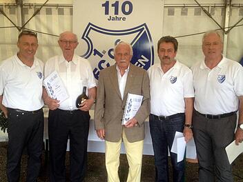110 Jahre wurde am Wochenende der FC 06 Bad Kissingen. Karl Ernst ist seit 77 Jahren Vereinsmitglied, mit 70 Jahren nicht viel weniger ist Arthur Kaffer nun schon Mitglied. Auf unserem Foto v.li.: Vereinsvorsitzender Wolfgang Werner, Arthur Kaffer, Karl Ernst, sowie die beiden weiteren Vorsitzenden Bernd Matthes und Harald Meyer.  Foto: FC 06 Bad Kissingen