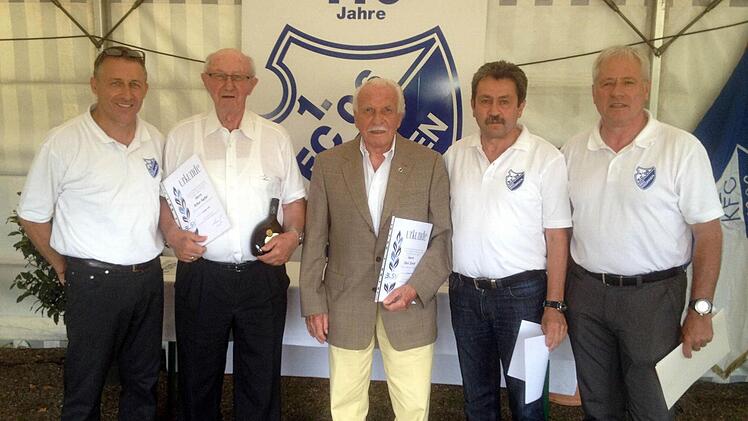 110 Jahre wurde am Wochenende der FC 06 Bad Kissingen. Karl Ernst ist seit 77 Jahren Vereinsmitglied, mit 70 Jahren nicht viel weniger ist Arthur Kaffer nun schon Mitglied. Auf unserem Foto v.li.: Vereinsvorsitzender Wolfgang Werner, Arthur Kaffer, Karl Ernst, sowie die beiden weiteren Vorsitzenden Bernd Matthes und Harald Meyer.  Foto: FC 06 Bad Kissingen