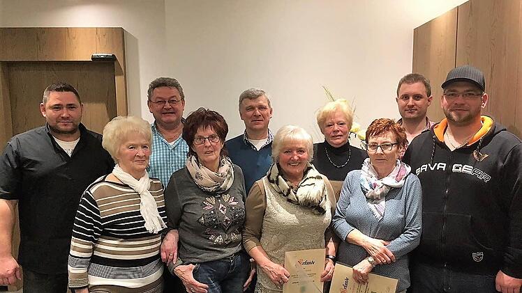 Für langjährige Mitgliedschaft ehrte (von links) der Vorsitzende Mario Wedler-Bamberg: Rita Wüscher, Bernhard Stark, Christel Schaub, Alfred Gündling, Marlene Späth, Helene Becker, Irene Schmitt und Patrick Seufert, rechts der 2. Vorsitzende Mario Büttner.