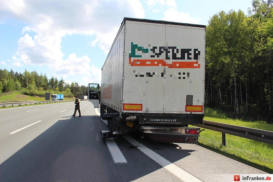 A9: Kleintransporter prallt gegen Heck eines Lkws – drei Menschen schwer verletzt