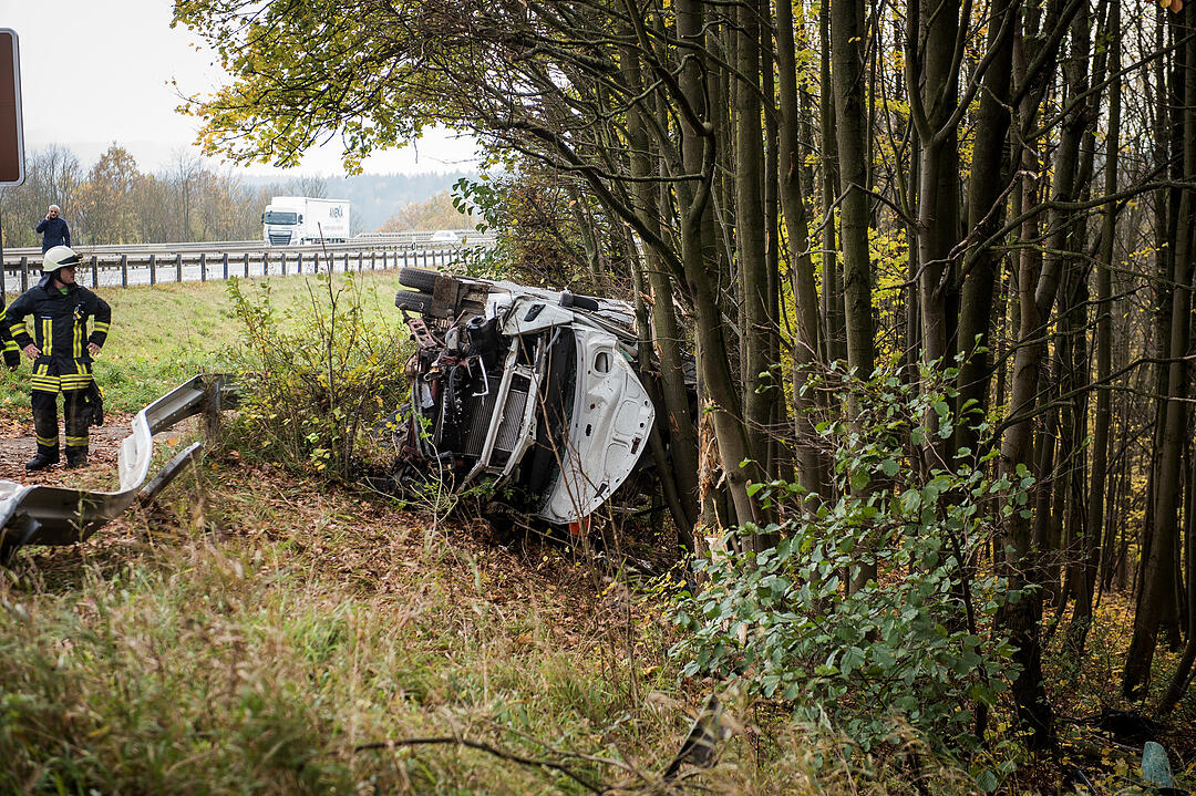 A6 bei Nürnberg: Transporter prallt in Baum - ein Toter