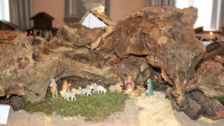 Jede Menge hochwertige Einzelst&uuml;cke gab es bei der Krippenausstellung in Schm&ouml;lz zu bewundern - hier eine H&ouml;hlenkrippe. Foto: Maria L&ouml;ffler