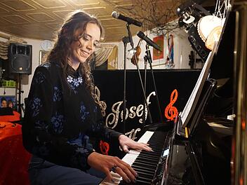 An ihrer Gesangstechnik arbeitet  Lisa Marie gern zuhause im Musikzimmer.Tina Meier