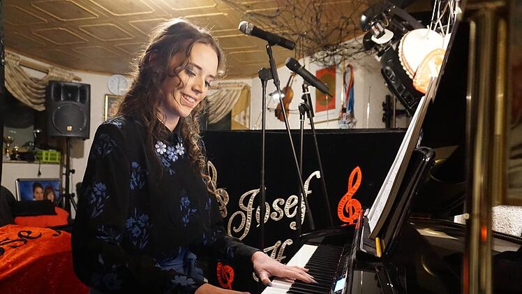 An ihrer Gesangstechnik arbeitet  Lisa Marie gern zuhause im Musikzimmer.Tina Meier