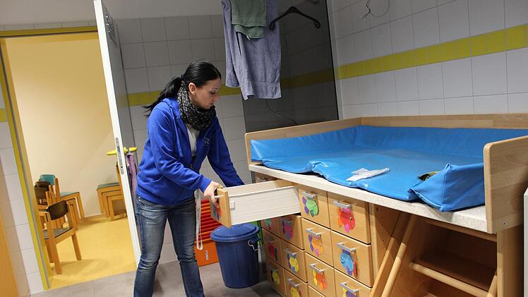 Voll im Umzug: Kindergartenleiterin Alexandra Fürst begutachtet den alten Wickeltisch, der bald durch einen neuen Tisch für 30 Kleinkinder ersetzt wird. Julia Raab