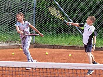 Zu den Ersten auf der Lorenz-Spitzenpfeil Tennisanlage gehörten am "Tag der offenen Tür" beim TC Michelau Laila Göhring und Bastian Schütz. Sie testeten ausgiebig die Ballmaschine, immer mit Blick auf das Messgerät, mit dem die Geschwindigkeit der Returns gemessen wurde. Foto: Klaus Gagel