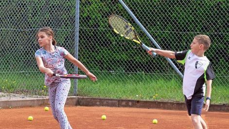 Zu den Ersten auf der Lorenz-Spitzenpfeil Tennisanlage gehörten am "Tag der offenen Tür" beim TC Michelau Laila Göhring und Bastian Schütz. Sie testeten ausgiebig die Ballmaschine, immer mit Blick auf das Messgerät, mit dem die Geschwindigkeit der Returns gemessen wurde. Foto: Klaus Gagel