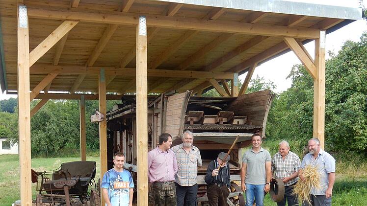 Die Getreideernte hat begonnen - auch im Museum in Bieberbach, wo die alte Dreschmaschine nun  steht.  Einige der stolzen Helfer  mit dem Namensgeber des Museums, dem "Wongersch-Willi" (mit Gehstock in der Mitte). Foto: Reinhard Löwisch