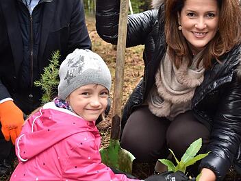 Staatsministerin Michaela Kaniber und die siebenj&auml;hrige Amelie pflanzen eine Esskastanie. Foto: Uschi Prawitz