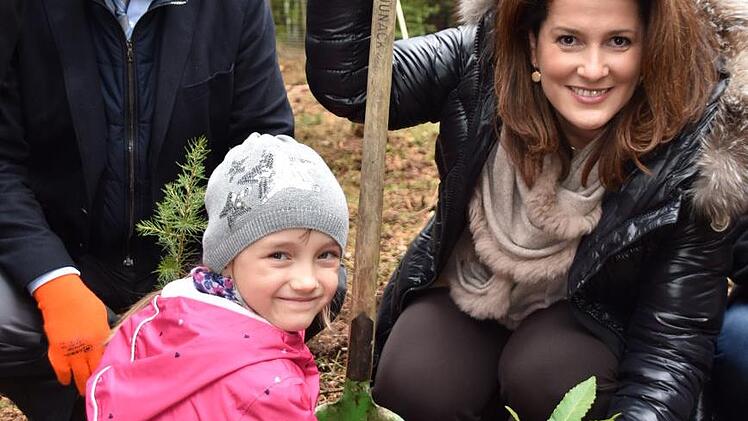 Staatsministerin Michaela Kaniber und die siebenjährige Amelie pflanzen eine Esskastanie. Foto: Uschi Prawitz