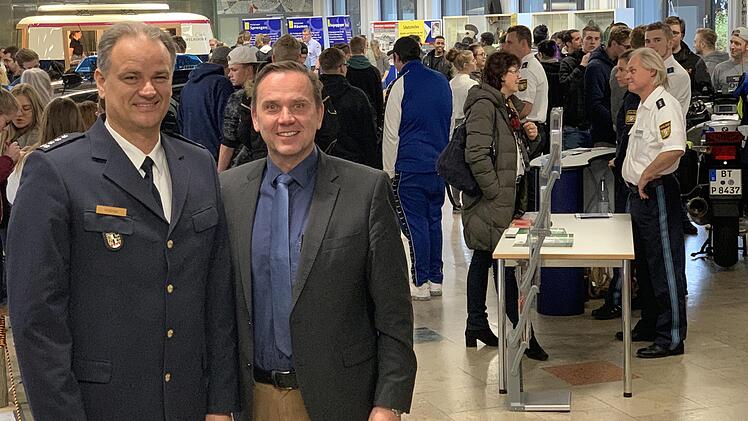 Polizeichef Peter H&uuml;bner und der Leiter des beruflichen Schulzentrums, Alexander Battistella, freuten sich &uuml;ber die riesige Resonanz. Foto: Sonny Adam