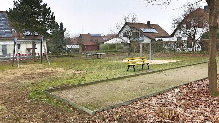 Die Boulebahn am Spielplatz am Amselweg wird saniert. Auf einer gespendeten Bank kann man den Spielfortgang betrachten. Foto: Niemann