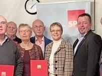 Bei der Ehrung, von links: Josef Derleth, Werner Barth, Peter Reich, Helga Stößel, Frank Stößel, Sabine Dittmar (MdB), Wolfgang Brühl, Konrad Spiegel (Vorsitzender des Ortsvereins), Manfred Kirchner  Foto: pr