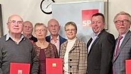 Bei der Ehrung, von links: Josef Derleth, Werner Barth, Peter Reich, Helga Stößel, Frank Stößel, Sabine Dittmar (MdB), Wolfgang Brühl, Konrad Spiegel (Vorsitzender des Ortsvereins), Manfred Kirchner  Foto: pr
