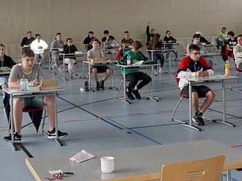 Mit ausreichendem Sicherheitsabstand brüten die Mittelschüler in der Turnhalle über den Englisch-Prüfungsaufgaben.    Foto: Richard Sänger