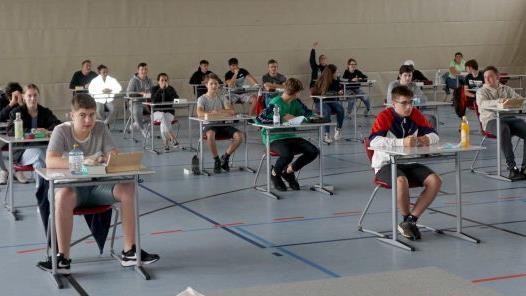Mit ausreichendem Sicherheitsabstand brüten die Mittelschüler in der Turnhalle über den Englisch-Prüfungsaufgaben.    Foto: Richard Sänger