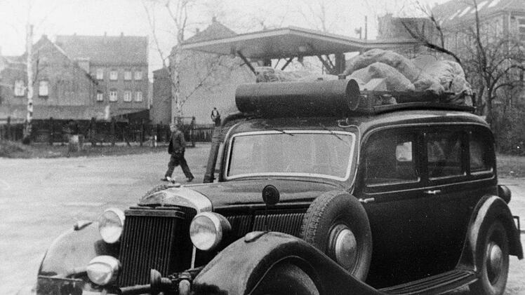 Nicht das Mobil  der "Ghostbusters", nicht das Auto aus  "Zurück in die Zukunft", sondern das Bild zeigt den Steyr-Pkw, mit dem die ersten beiden Siemens-Mitarbeiter 1945 zu ersten Sondierungen am neuen Standort Erlangen ankamen. 1946 nahm der Betrieb dann Fahrt auf.  Foto: Siemens Archiv
