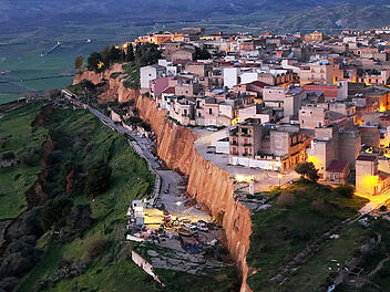 Niscemi am Abgrund: Erdrutsch bedroht Sizilien-Urlaub und Einwohner