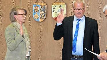 Bernhard Storath (rechts) vereidigt Gabriele Böhmer und Hauke Petersen.