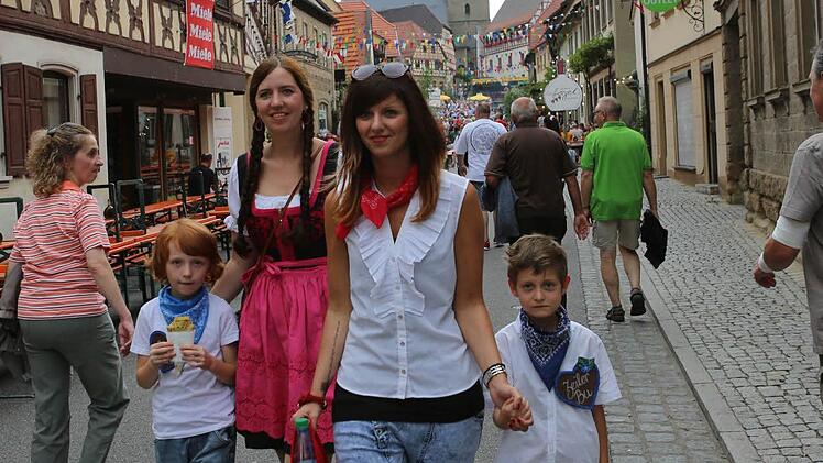 Das Weinfest Zeil am Main besuchten am Samstag Melanie Mantel mit Sohn Benno und Miriam Schmidt mit Sohn Nino.  Foto: Barbara Herbst