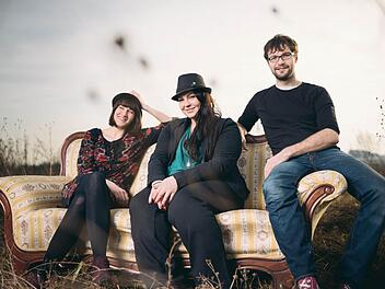 The Rose and Crown alias Julia Fischer (Piano, Gesang), Christof Stahl (Drums) und Mercan Kumbolu (Gesang).  Foto: pr