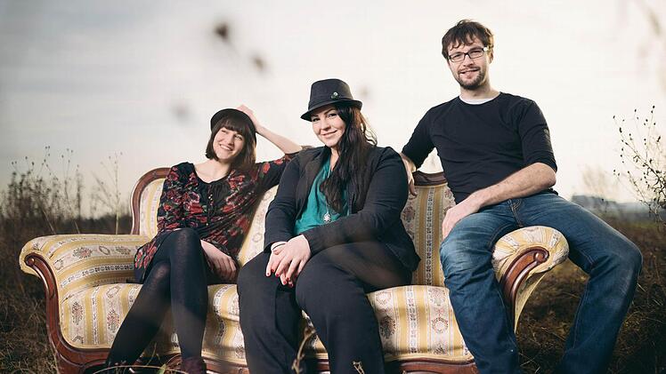 The Rose and Crown alias Julia Fischer (Piano, Gesang), Christof Stahl (Drums) und Mercan Kumbolu (Gesang).  Foto: pr