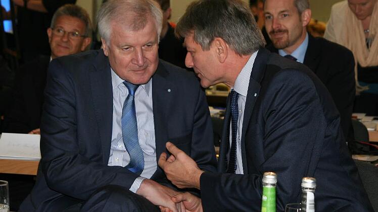 MdL Heinrich Rudroff bedankt sich per Handschlag bei Horst Seehofer für seine klare Haltung in Sachen Flüchtlingspolitik.