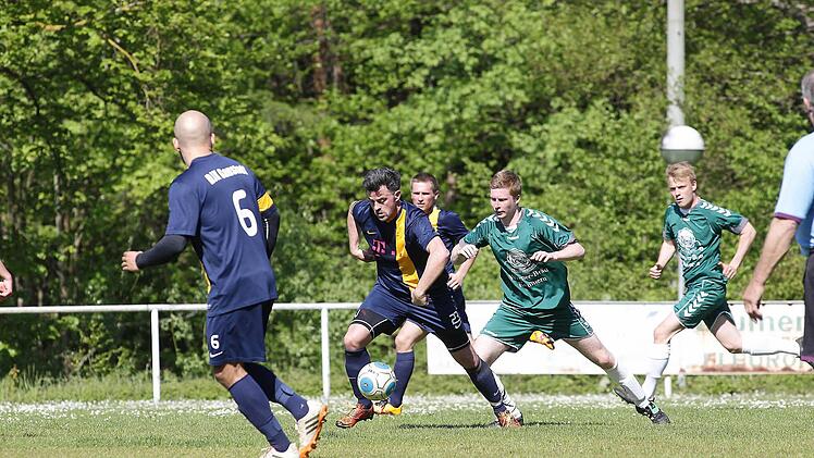 Frank Grassl führt den Ball, Hinter ihm Niklas Gäßler, hinten rechts Julian Schnapp (beide SC Kemmern)