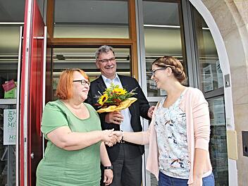 Als Blumenkavalier zeigte sich Bürgermeister Helmut Dietz (Mitte), als er am Freitag am Eingang des "Komm" in Untermerzbach Tina Eichler (rechts) zusammen mit der Leiterin des "Komm", Ute Morgenroth (links), als 600. Leserin willkommen hieß. Foto: Helmut Will