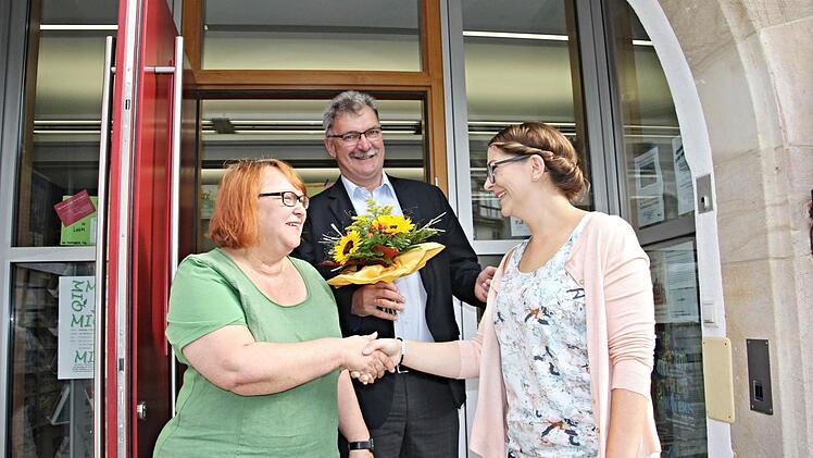 Als Blumenkavalier zeigte sich Bürgermeister Helmut Dietz (Mitte), als er am Freitag am Eingang des "Komm" in Untermerzbach Tina Eichler (rechts) zusammen mit der Leiterin des "Komm", Ute Morgenroth (links), als 600. Leserin willkommen hieß. Foto: Helmut Will