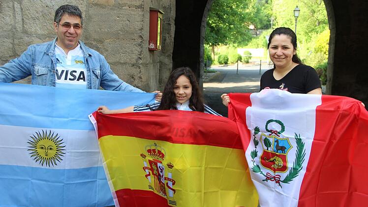 In der Familie Amin-Salinas aus Münnerstadt hält Vater Fidel Amin bei der Weltmeisterschaft zu Argentinien, Tochter Victoria setzt auf Spanien, auch wenn sie ein argentinisches Trikot trägt, und Mutter Yalile drückt auch den Peruanern die Daumen. Fotos: Heike Beudert