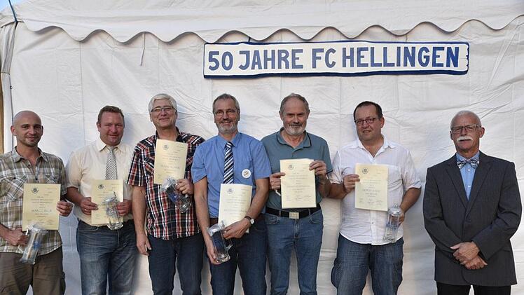 Für 25 Jahre wurden mit Urkunde und einem Glaskrug geehrt: Marco Beck, Johannes Endres, Wolfgang Hauck, Horst Keeß, Ludwig Schönmann, Frank Slawik und Daniel Wagner (rechts Vorstand Charly Buld)